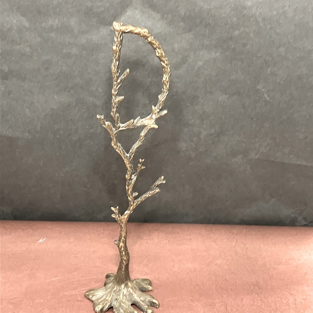 Letter D decoration jewelry holder